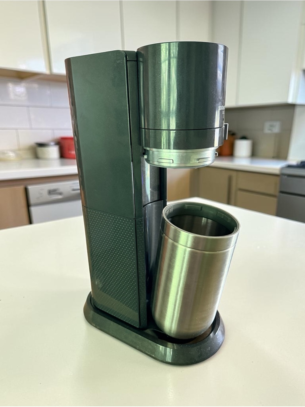 SODASTREAM E-DUO SPARKLING WATER MAKER COMES WITH 4 NEW BOTTLES LIKE NEW